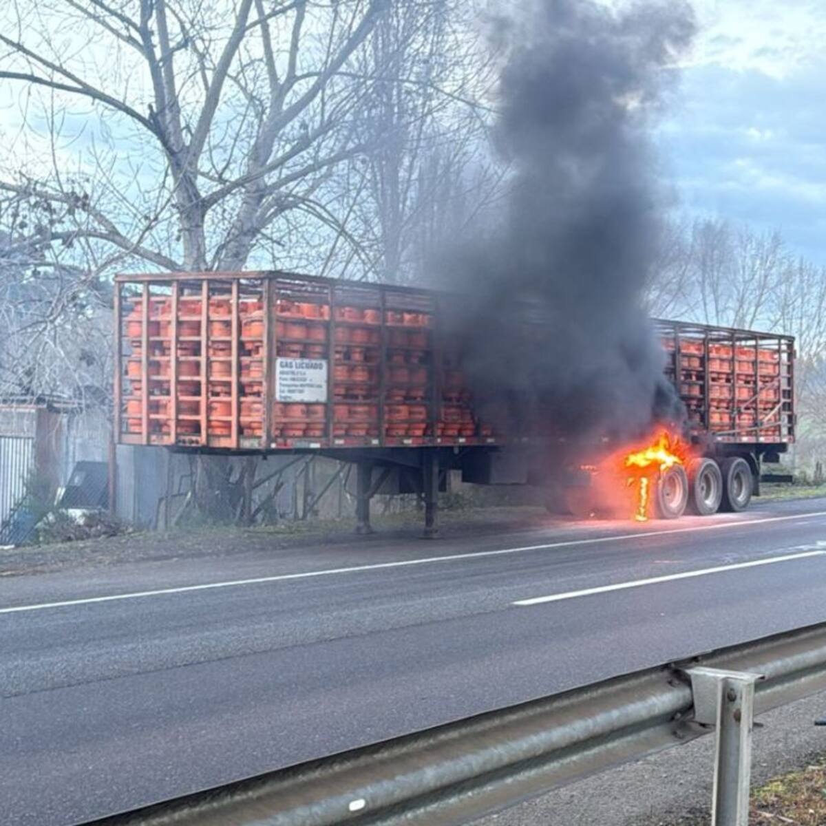 Emergencia en la Ruta 5 Sur: incendio de camión con cilindros de gas provoca corte de tránsito a la altura de Bulnes