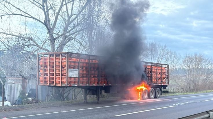 Emergencia en la Ruta 5 Sur: incendio de camión con cilindros de gas provoca corte de tránsito a la altura de Bulnes