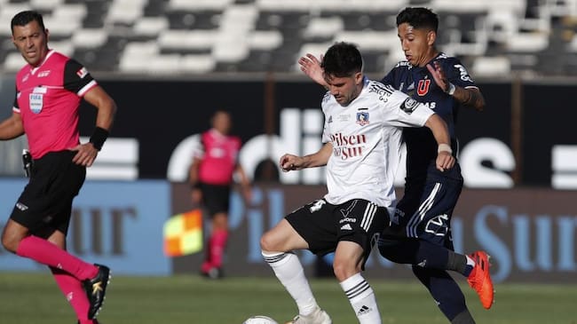17 DE ENERO DE 2021/SANTIAGOCesar Fuentes (c), durante el partido valido por la fecha 31 del Campeonato Nacional AFP PlanVital 2020, entre Colo Colo y Universidad de Chile, disputado en el Estadio Monumental.
FOTO: FRANCISCO LONGA/AGENCIAUNO