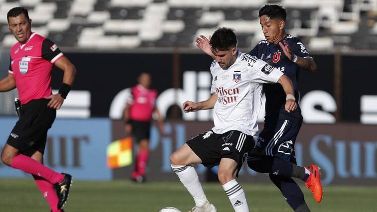17 DE ENERO DE 2021/SANTIAGOCesar Fuentes (c), durante el partido valido por la fecha 31 del Campeonato Nacional AFP PlanVital 2020, entre Colo Colo y Universidad de Chile, disputado en el Estadio Monumental.
FOTO: FRANCISCO LONGA/AGENCIAUNO