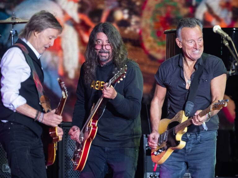 Dave Grohl regresó a los escenarios con aplaudida presentación junto a Paul McCartney y Bruce Springsteen