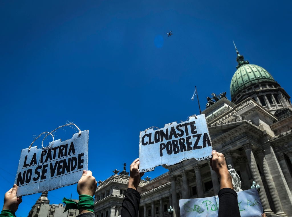 Una masiva protesta en el llamado a huelga en Argentina. Los manifestantes acusan al ultraderechista Javier Milei de alentar la pobreza y querer vender el país.
