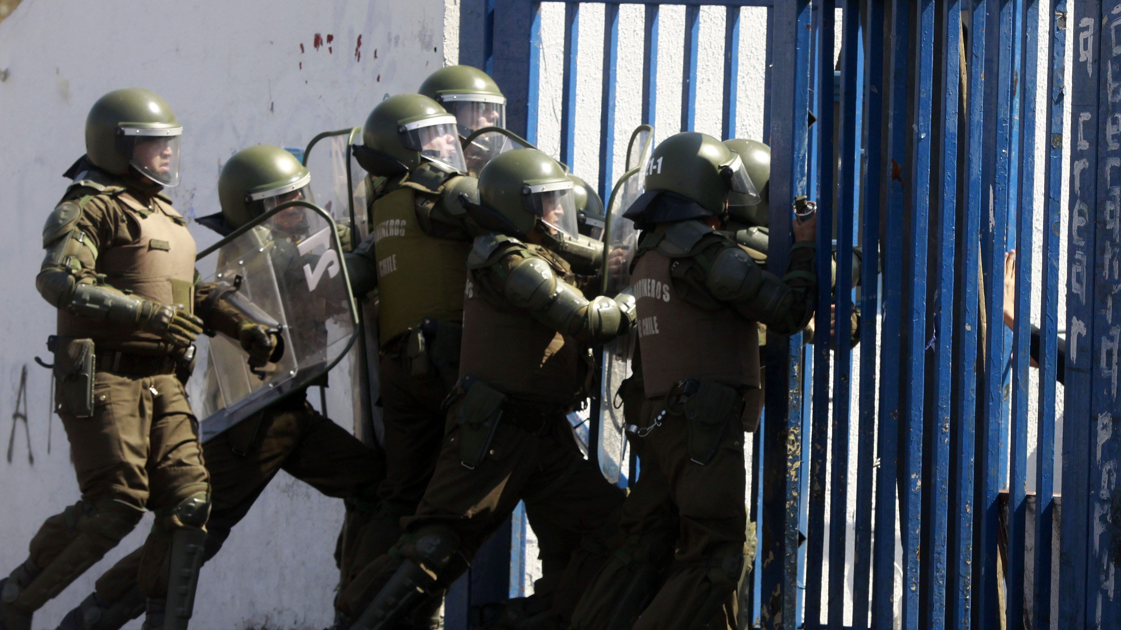 26 de Septiembre 2012/SANTIAGOEsta tarde manifestantes se enfrentaron con Fuerzas Especiales de Carabineros, en el frontis de la Universidad de Santiago,"USACH"donde tuvieron que intervenir con carros lanza aguas y bombas lagrimogena para dispersar a los manifestante que se encontraban en el lugar.
FOTO:AGENCIAUNO