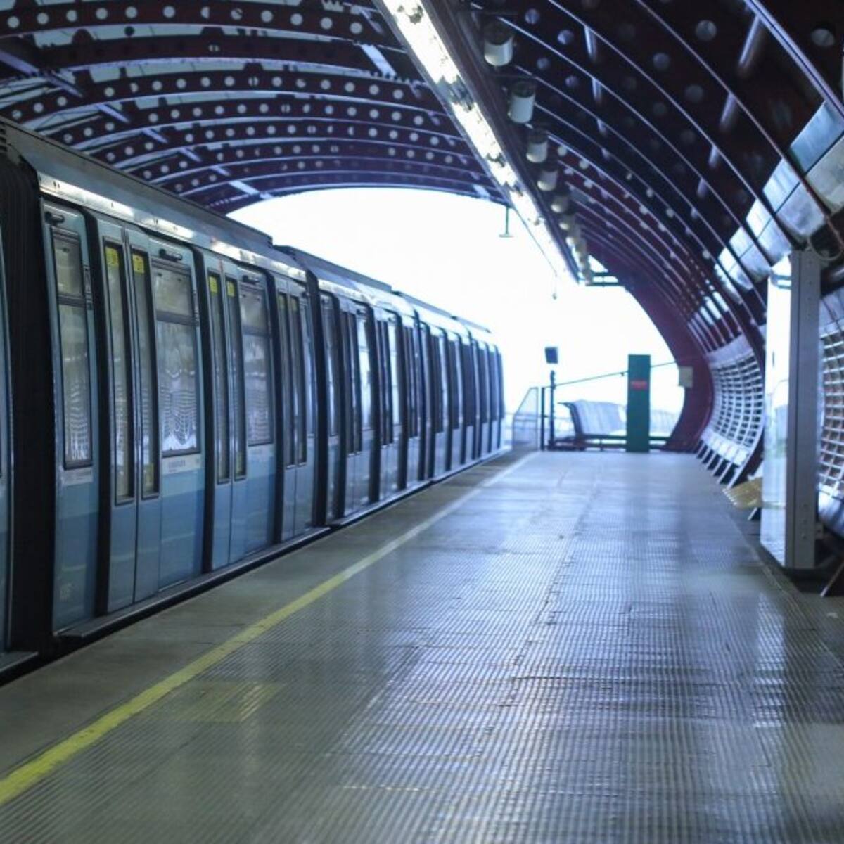 Metro de Santiago anunció extensión de horario para este jueves por partido de Chile