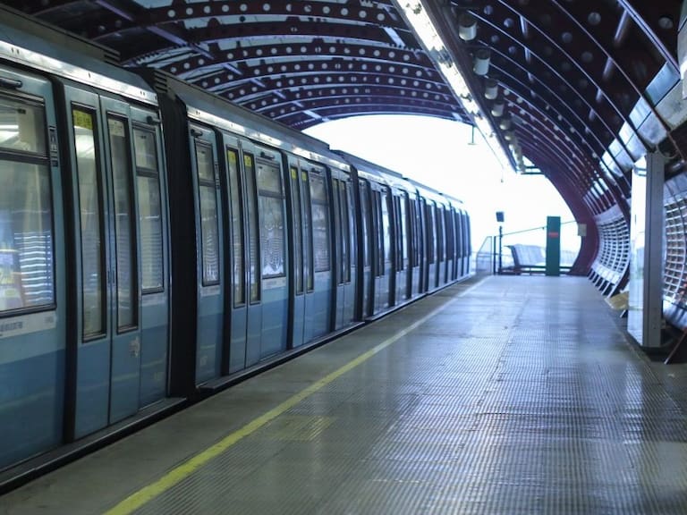 Metro de Santiago anunció extensión de horario para este jueves por partido de Chile