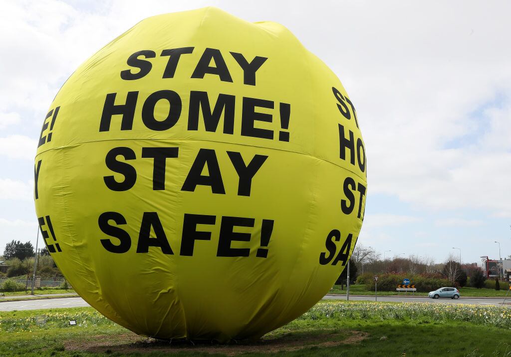 Una escultura cubierta con la campaña a favor del aislamiento en Kildare