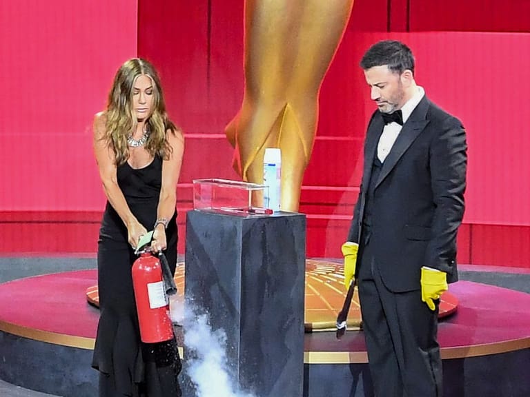 Una broma que se salió de control: Jennifer Aniston usó un extintor para apagar fuego en los Emmy 2020