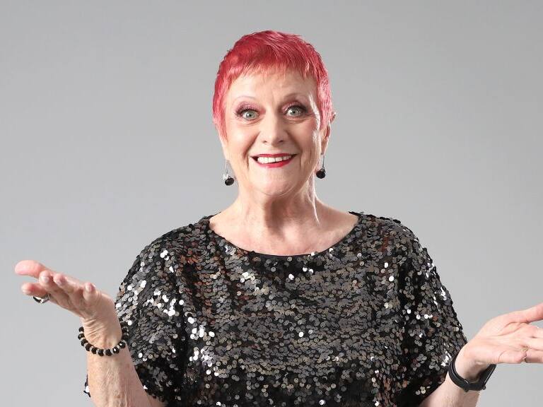 Regresa hasta con nuevo look: Karen Connolly vuelve a integrar el jurado de «Aquí se baila»