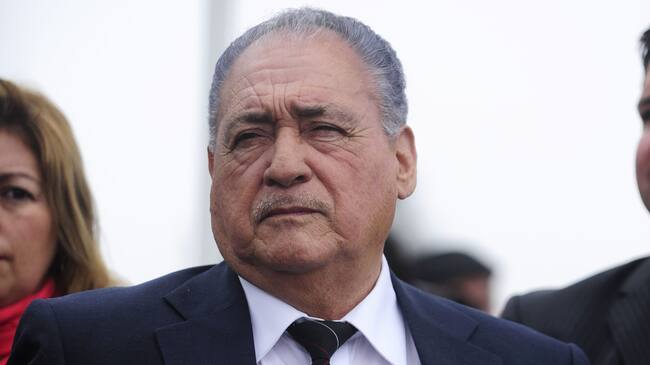 10 de Junio DE 201/ VALPARAISOLos alcaldes y concejales izan banderas negras a las afuera del hotel del Mar en la avenida Perú , como señal de luto por la campaña en defensa por la pérdida de los recursos Ley de Casinos, que significará la pérdida de cerca de 25 mil millones de pesos a la cuidad Jardín.
FOTO: PABLO OVALLE ISASMENDI/AGENCIAUNO