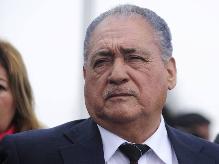 10 de Junio DE 201/ VALPARAISOLos alcaldes y concejales izan banderas negras a las afuera del hotel del Mar en la avenida Perú , como señal de luto por la campaña en defensa por la pérdida de los recursos Ley de Casinos, que significará la pérdida de cerca de 25 mil millones de pesos a la cuidad Jardín.
FOTO: PABLO OVALLE ISASMENDI/AGENCIAUNO