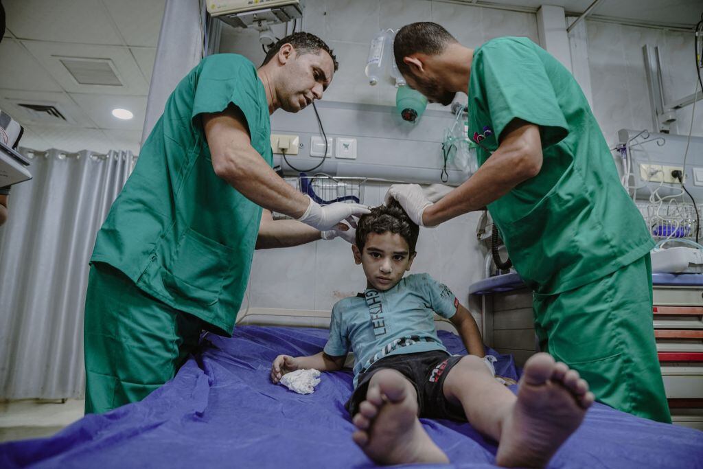 Médicos en Gaza atienden a niño herido por los bombardeos