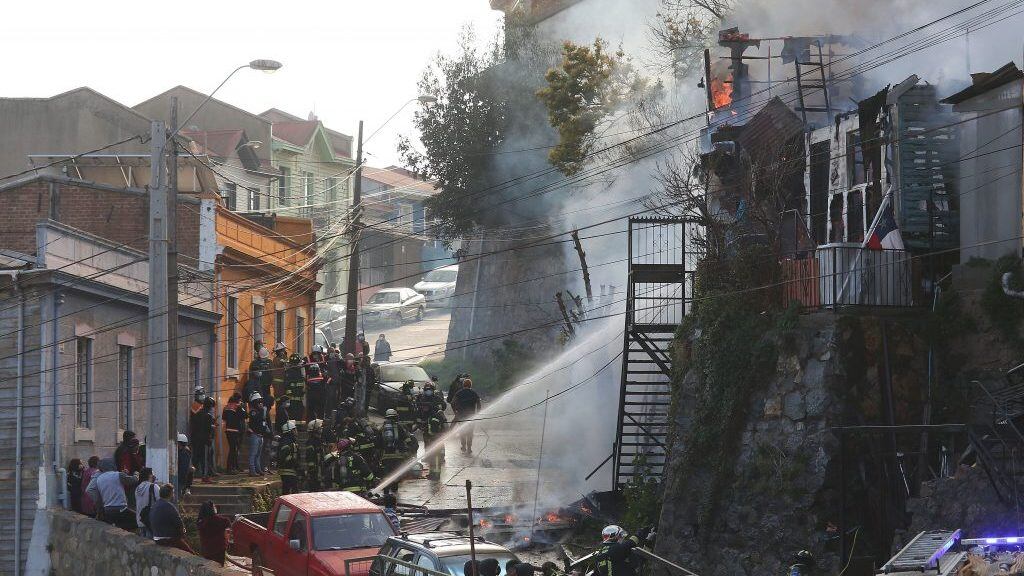 13 DE AGOSTO DE 2021/VALPARAISOUn incendio afecta al menos a cinco viviendas en el Cerro San Juan De Dios de Valparaiso.
FOTO: LEONARDO RUBILAR CHANDIA/AGENCIAUNO