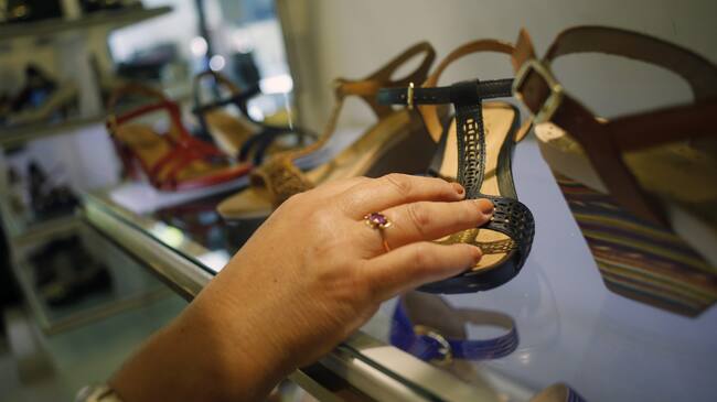 02 de Diciembre de 2015/SANTIAGODetalle de una mano sujetando un zapato en un local comercial de paseo Huerfanios, durante el lanzamiento de Noche de Oferta iniciativa que comenzará este 4 de diciembre, desde las 10:00 hasta las 23:00 horas, en la que más de 100 locales adheridos presentarán sus productos con precios más reducidos en ropa, calzado, libros, música, carteras y artículos de belleza, entre otros.
FOTO: PABLO VERA/AGENCIAUNO