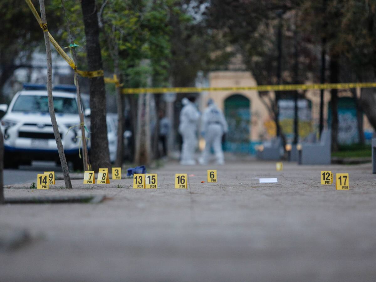 Detectives de la PDI abaten a dos delincuentes en Santiago Centro tras intento de asalto