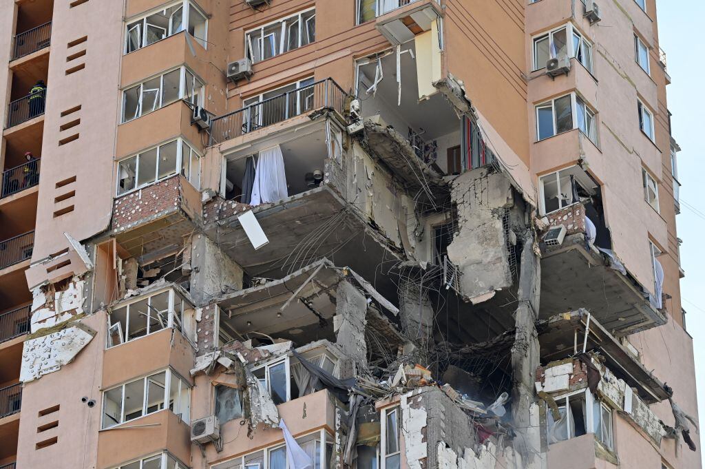El daño provocado por un misil a un edificio residencial en Kiev