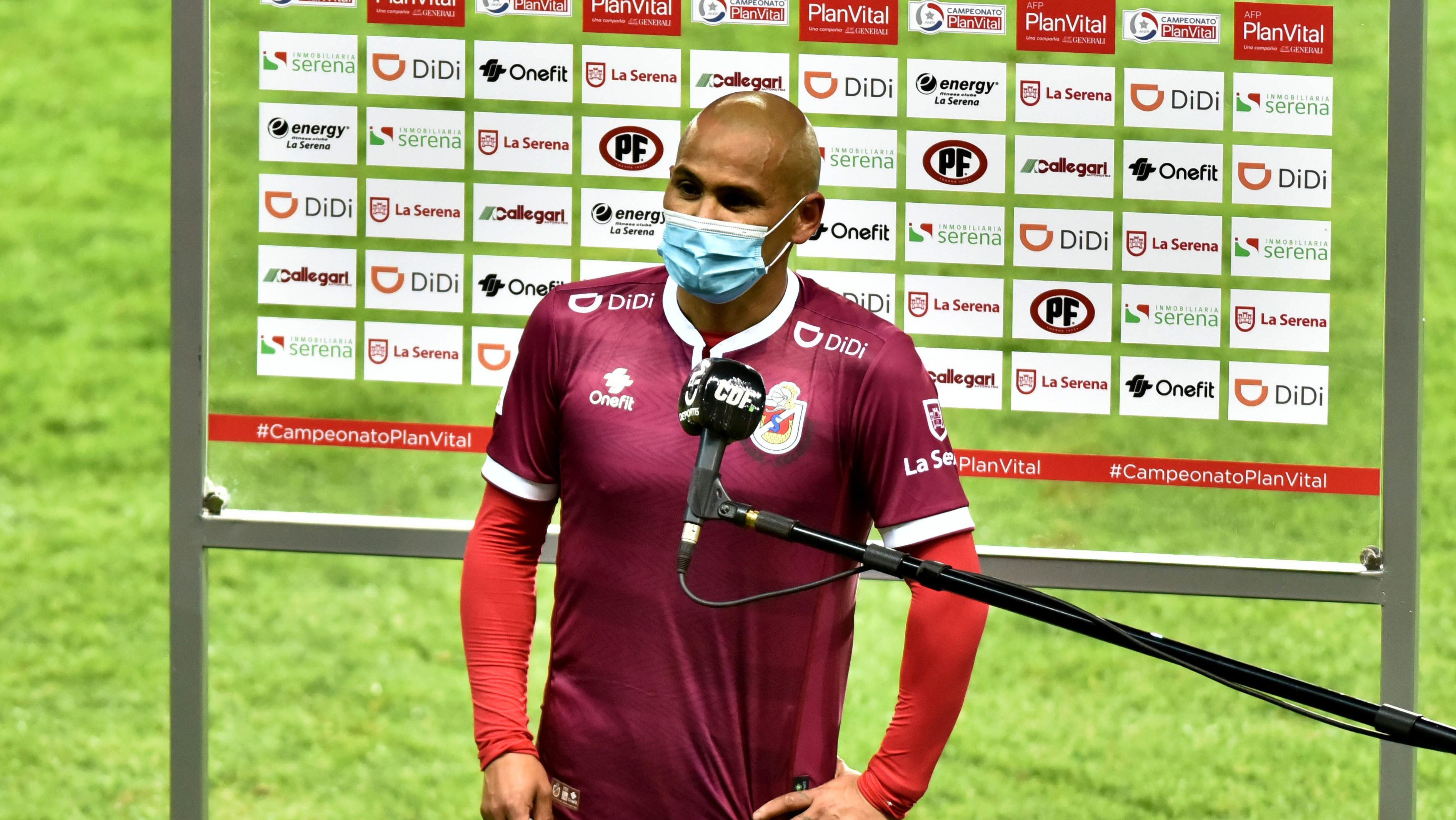 Chupete Suazo se emocionó al recordar a su familia tras marcar gol 101 en el fútbol profesional