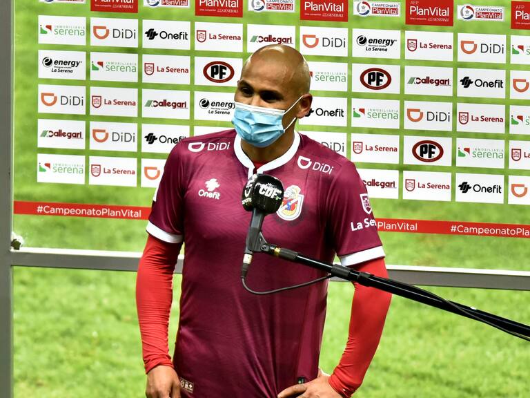 Chupete Suazo se emocionó al recordar a su familia tras marcar gol 101 en el fútbol profesional