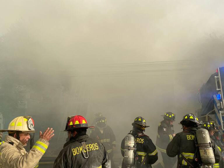 Incendio de gran magnitud afecta a propiedad en Santiago Centro