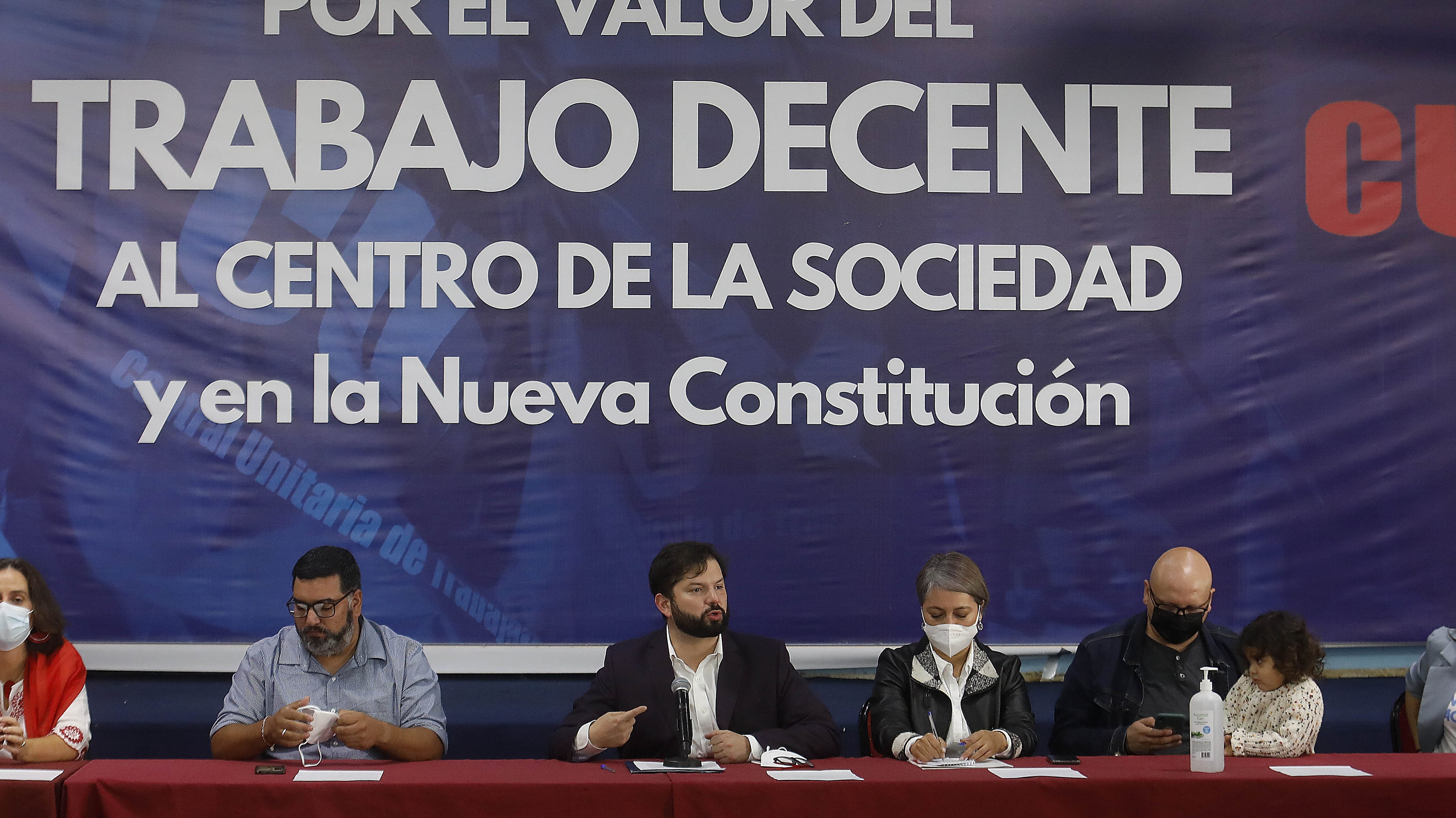 30 de Abril de 2022/SANTIAGOEl Presidente de la Repblica, Gabriel Boric Font, se rene con dirigentas y dirigentes de la CUT en el marco de la conmemoracin del da internacional de las trabajadoras y trabajadores. En la actividad tambin participar el Consejo Directivo Nacional de la multisindical.
FOTO:CRISTOBAL ESCOBAR/AGENCIAUNO