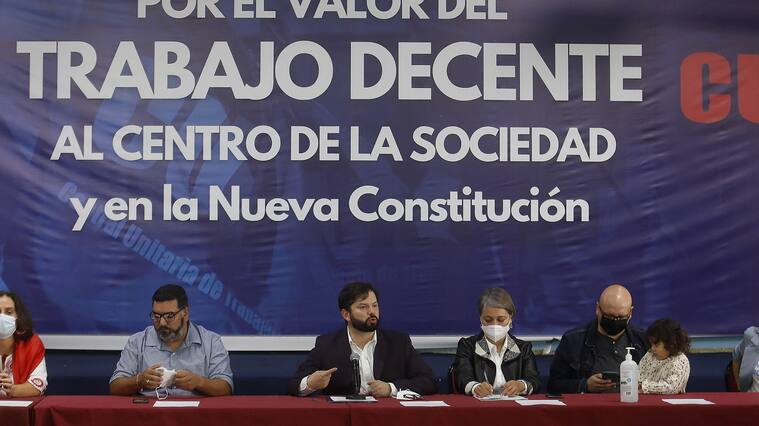 30 de Abril de 2022/SANTIAGOEl Presidente de la Repblica, Gabriel Boric Font, se rene con dirigentas y dirigentes de la CUT en el marco de la conmemoracin del da internacional de las trabajadoras y trabajadores. En la actividad tambin participar el Consejo Directivo Nacional de la multisindical.
FOTO:CRISTOBAL ESCOBAR/AGENCIAUNO