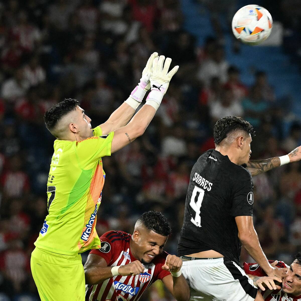 Rechazó a Colo Colo, se fue a Argentina y ahora vive un calvario: la FIFA le impide debutar