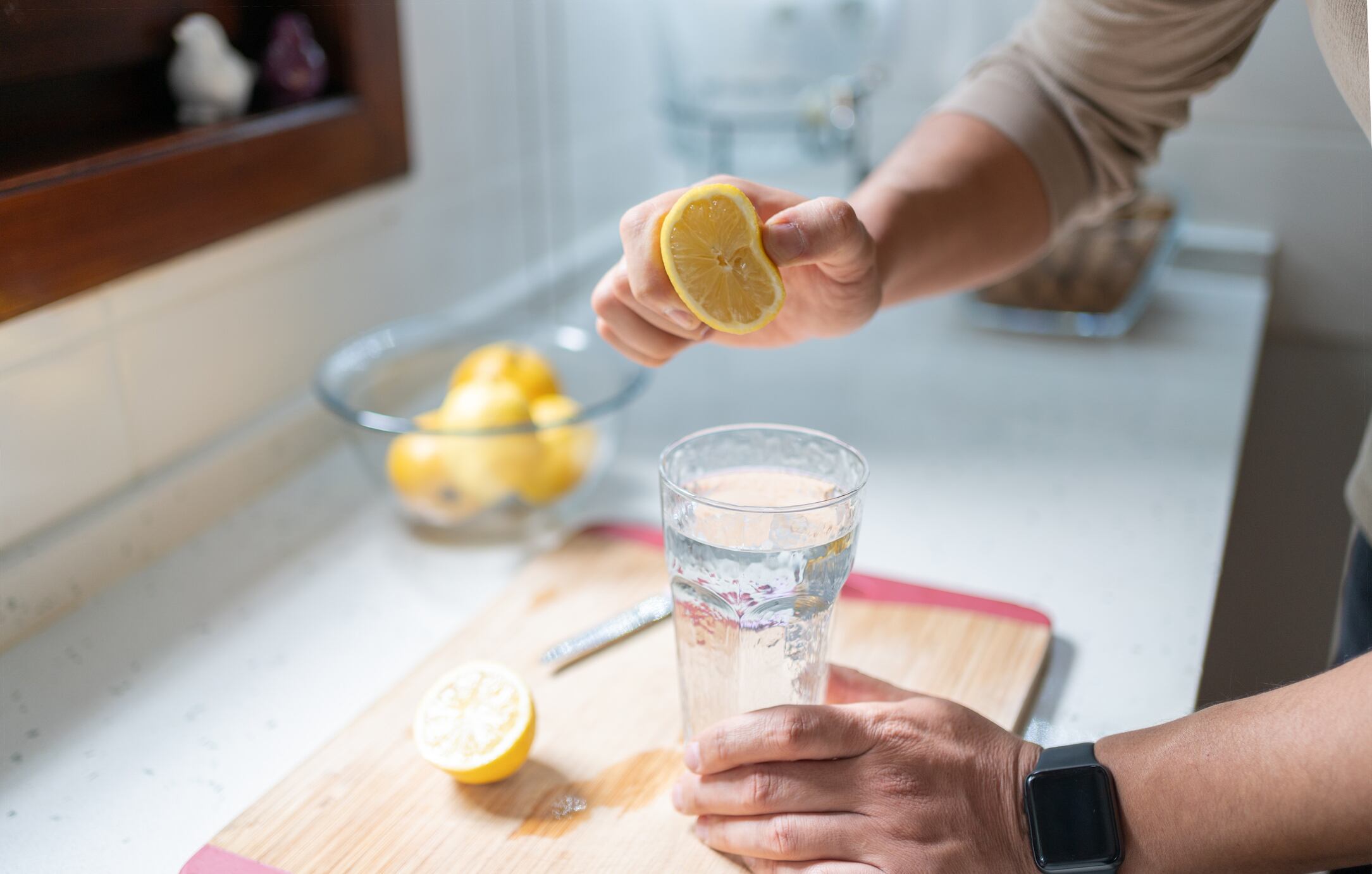 El gran error sobre el agua con limón: ¿es realmente tan saludable como dicen?