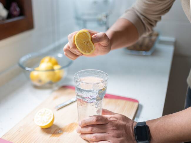 El gran error sobre el agua con limón: ¿es realmente tan saludable como dicen?