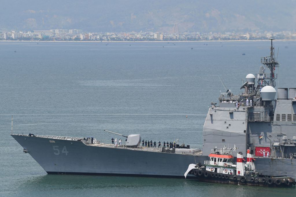 Un crucero de combate de Estados Unidos participa de ejercicios militares frente a Vietnam