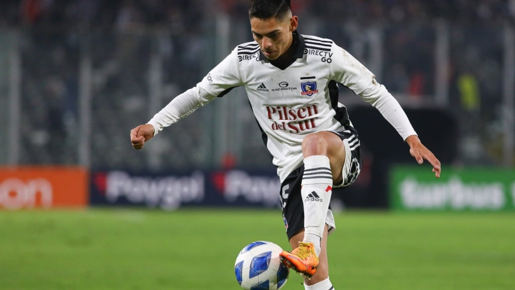 Joan Cruz y Colo Colo todavía no llegan a acuerdo para renovar su contrato