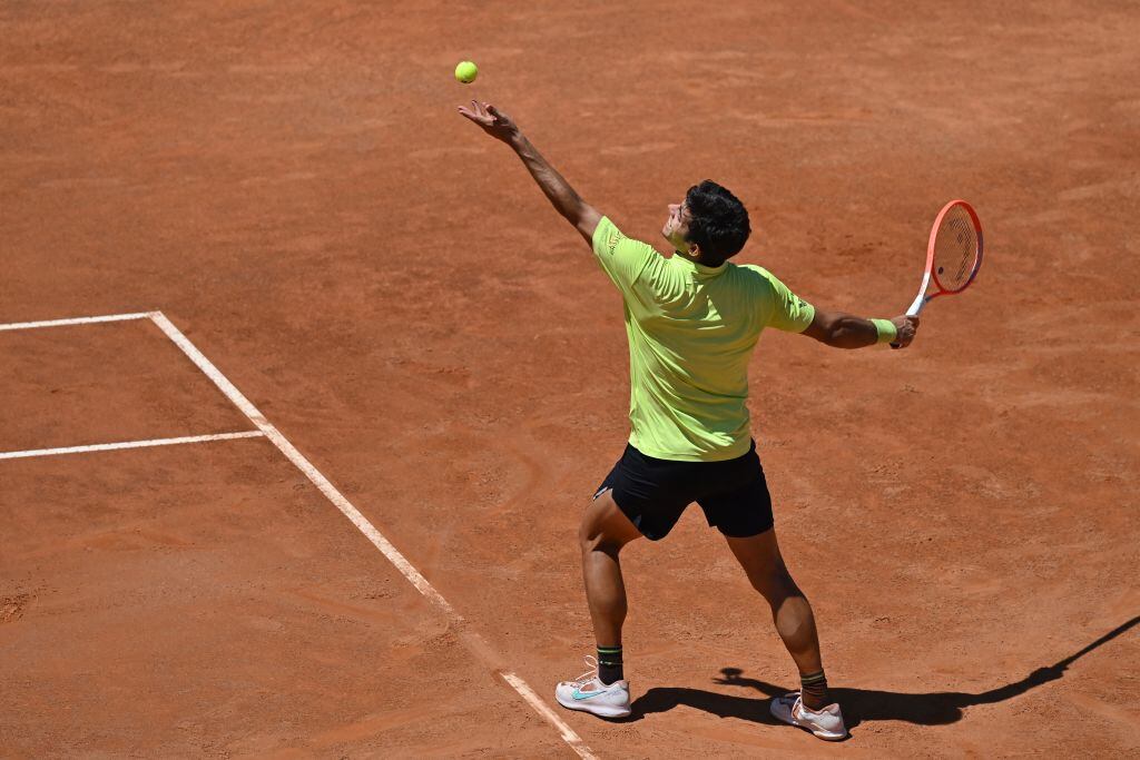 Christian Garin sirve frente a Alexander Zverev durante su partido de cuartos de final del Masters 1000 en el Foro Italico en Rome. (Foto por ANDREAS SOLARO/AFP vía Getty Images)
