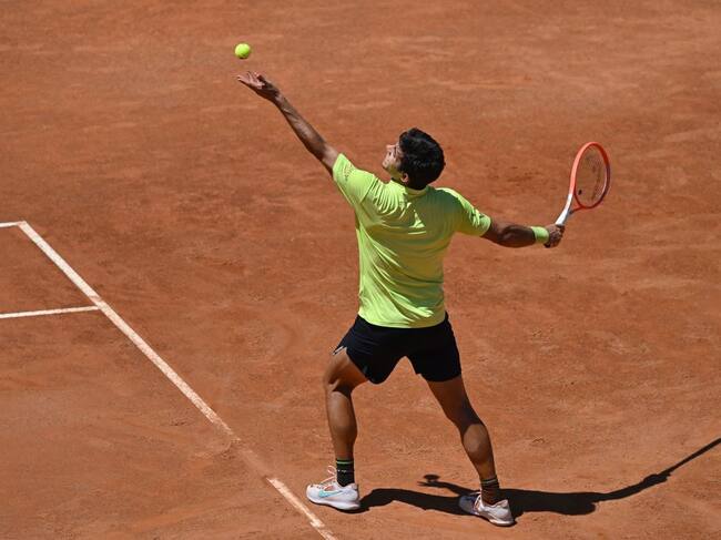 Christian Garin sirve frente a Alexander Zverev durante su partido de cuartos de final del Masters 1000 en el Foro Italico en Rome. (Foto por ANDREAS SOLARO/AFP vía Getty Images)