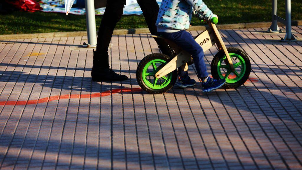 12 de Agosto de 2020/SANTIAGO
Un niño pasea con su madre, durante demarcaciones en plaza Hermanos Neut Latour para distanciamiento social de niños en la etapa de transición en La comuna de Las Condes , en medio de la pandemia de COVID-19.
FOTO: JOSE FRANCISCO ZUÑIGA/AGENCIAUNO