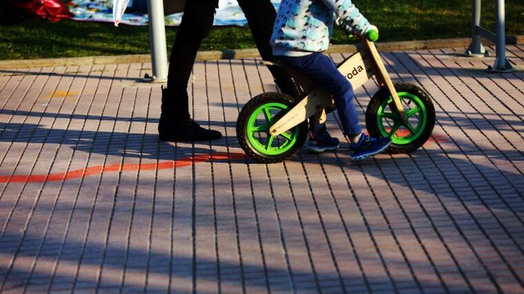 12 de Agosto de 2020/SANTIAGO
Un niño pasea con su madre, durante demarcaciones en plaza Hermanos Neut Latour para distanciamiento social de niños en la etapa de transición en La comuna de Las Condes , en medio de la pandemia de COVID-19.
FOTO: JOSE FRANCISCO ZUÑIGA/AGENCIAUNO