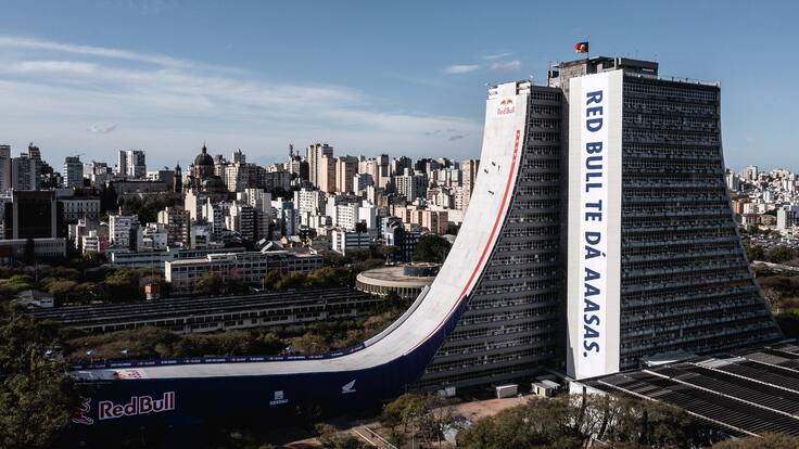 Reconocido skater hace historia al romper dos récords Guinness al bajar por la rampa más alta del mundo