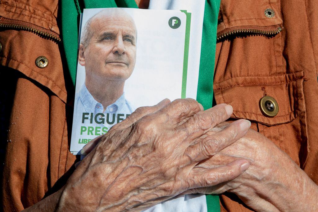 Seguidor lleva un volante del candidato José María Figueres en Costa Rica