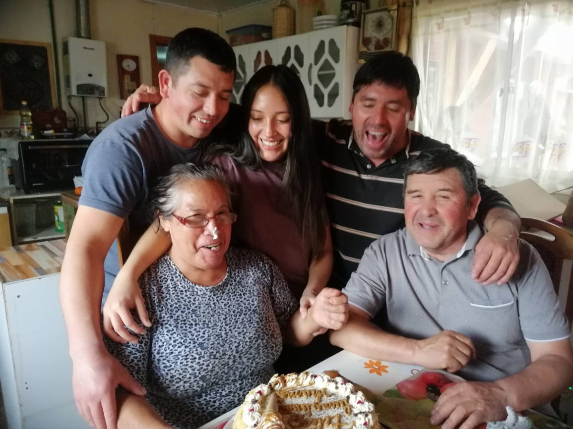 Álex Salazar Rodríguez (de pie a la izquierda) junto a su familia. / Cedida.