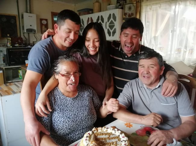 Álex Salazar Rodríguez (de pie a la izquierda) junto a su familia. / Cedida.