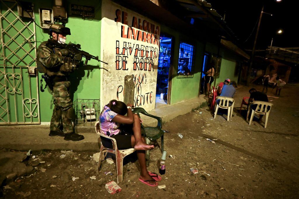 Militar colombiano empuña su fusil en medio de personas en Buenaventura