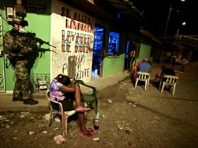 Militar colombiano empuña su fusil en medio de personas en Buenaventura