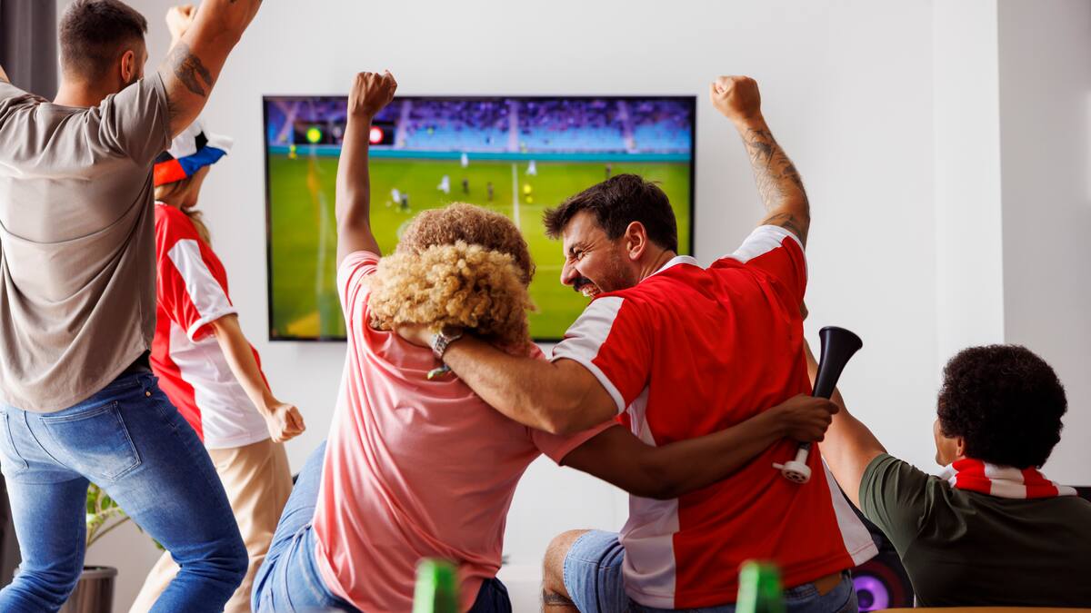 El síndrome médico silencioso que amenaza a los fanáticos del fútbol frente a las pantallas durante el Mundial
