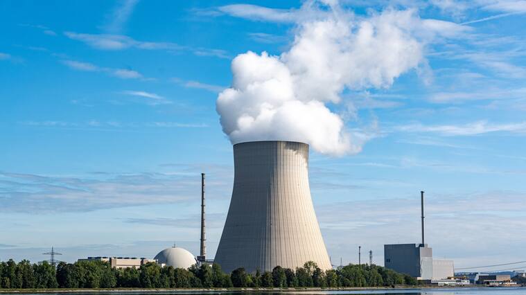 04 September 2020, Bavaria, Niederaichbach: The nuclear power plants (AKW) Isar 1 (r) and Isar 2 with the cooling tower in the middle. Photo: Armin Weigel/dpa (Photo by Armin Weigel/picture alliance via Getty Images)