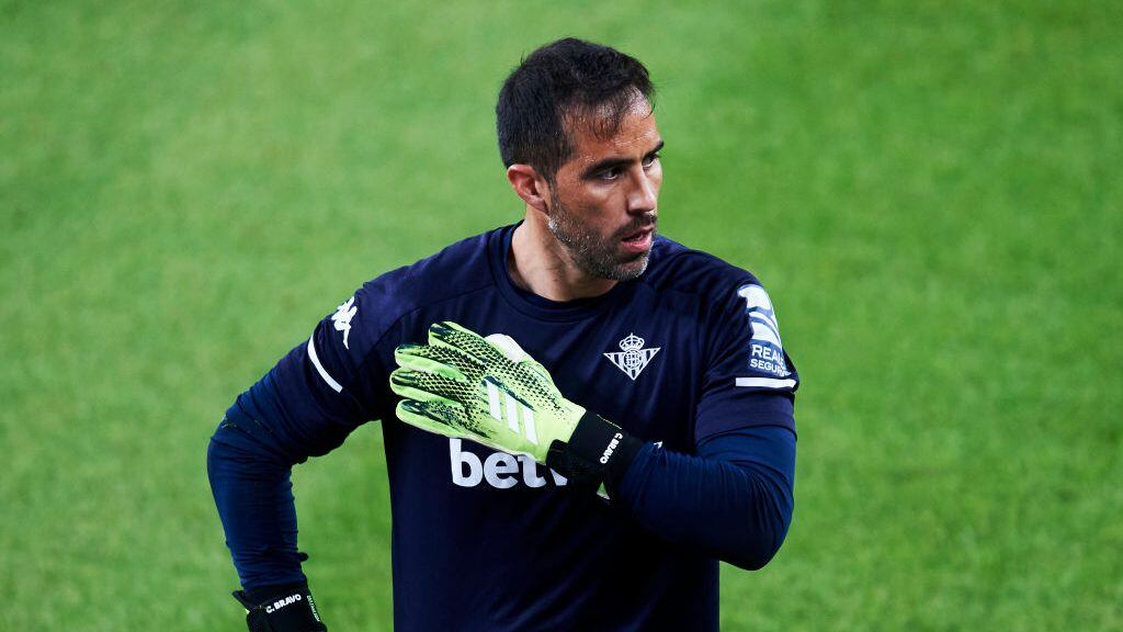 BILBAO, SPAIN - NOVEMBER 23: Claudio Bravo of Real Betis Balompie reacts during the La Liga Santander match between Athletic Club and Real Betis at Estadio de San Mames on November 23, 2020 in Bilbao, Spain. (Photo by Juan Manuel Serrano Arce/Getty Images)