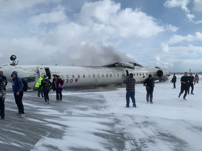 Avión queda volcado en la pista: aeronave de Delta Air Lines sufre aparatoso accidente en aeropuerto de Toronto