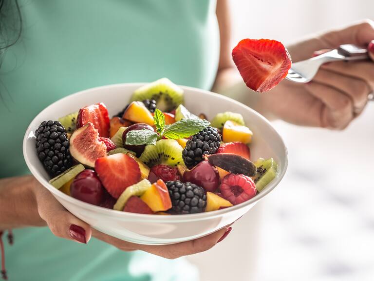 La llaman “oro rojo”: esta es la fruta rica en vitaminas que estimula la producción de colágeno en el cuerpo