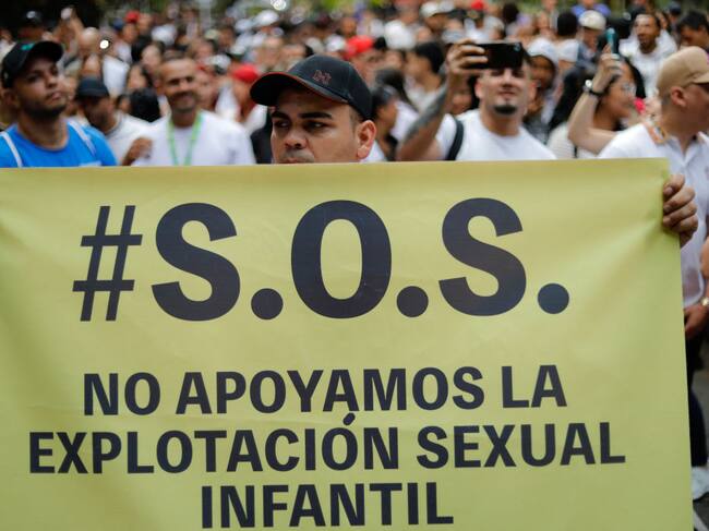 Manifestación en la ciudad de Medellín contra la explotación sexual infantil, en medio de un caso vinculado a un extranjero de visita en Colombia.