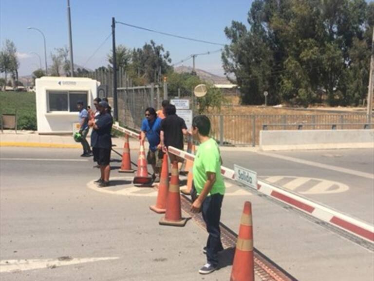 Usuarios bloquean corral en Quilicura tras esperar cinco horas la devolución de sus autos