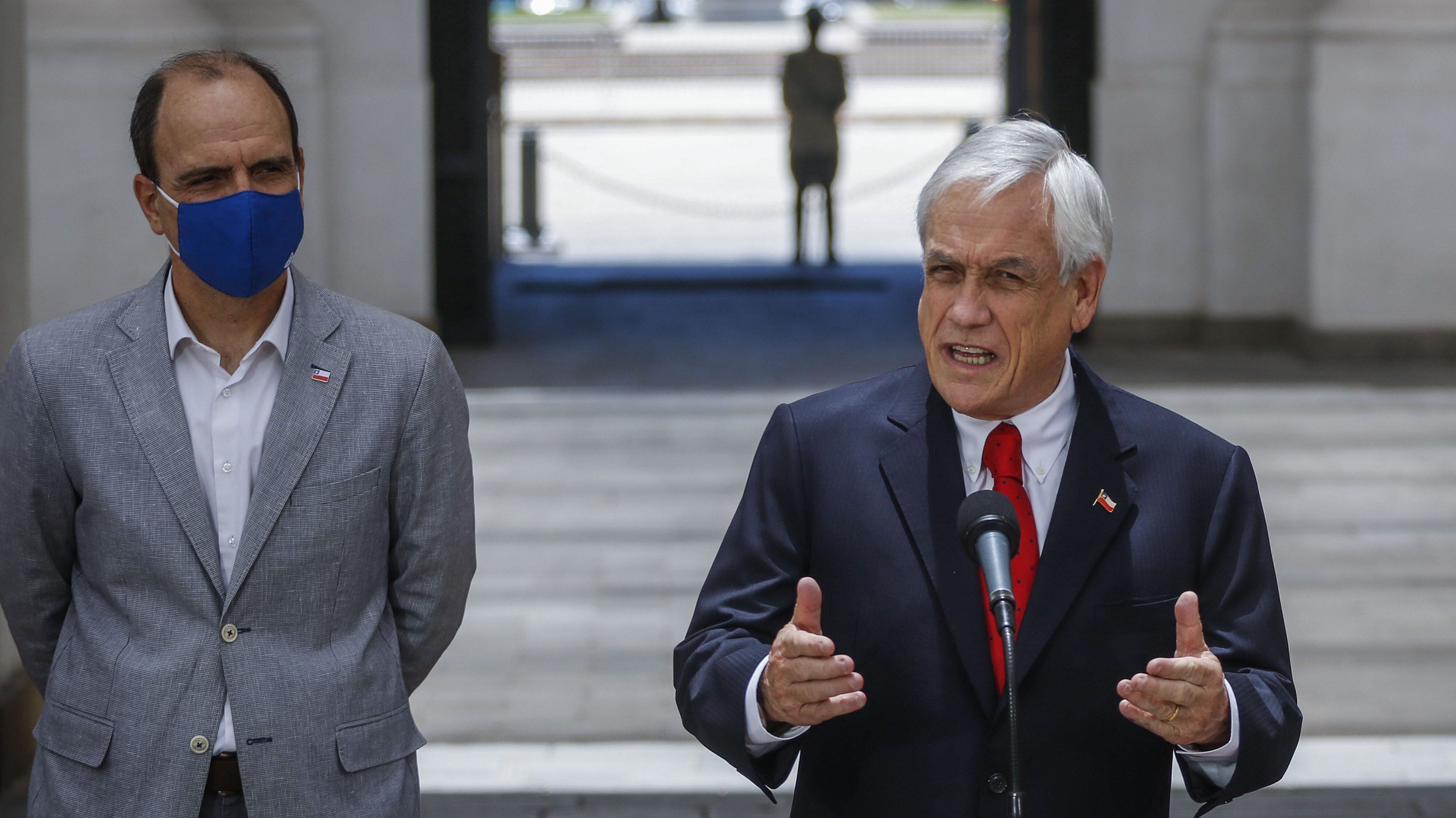 4 de diciembre del 2020/SANTIAGOEl Presidente de la Republica, Sebastian Piñera, junto a Cristian Monckeberg, ministro Secretario General de la Presidencia, Jaime Bellolio, ministro Secretaria General de Gobierno, promulga el segundo retiro del 10% de las AFP, en el Palacio de La Moneda.
FOTO: SEBASTIAN BELTRAN GAETE/AGENCIAUNO