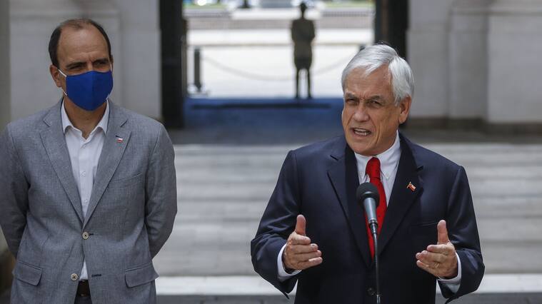 4 de diciembre del 2020/SANTIAGOEl Presidente de la Republica, Sebastian Piñera, junto a Cristian Monckeberg, ministro Secretario General de la Presidencia, Jaime Bellolio, ministro Secretaria General de Gobierno, promulga el segundo retiro del 10% de las AFP, en el Palacio de La Moneda.
FOTO: SEBASTIAN BELTRAN GAETE/AGENCIAUNO