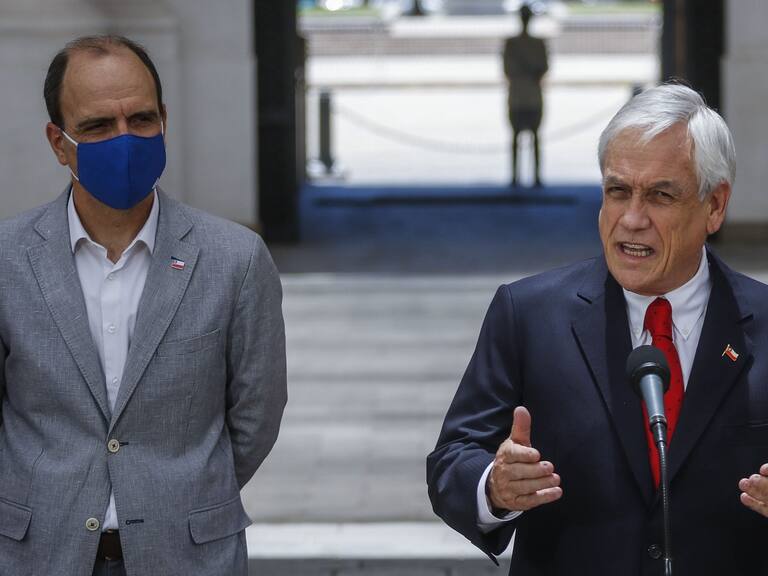 4 de diciembre del 2020/SANTIAGOEl Presidente de la Republica, Sebastian Piñera, junto a Cristian Monckeberg, ministro Secretario General de la Presidencia, Jaime Bellolio, ministro Secretaria General de Gobierno, promulga el segundo retiro del 10% de las AFP, en el Palacio de La Moneda.
FOTO: SEBASTIAN BELTRAN GAETE/AGENCIAUNO