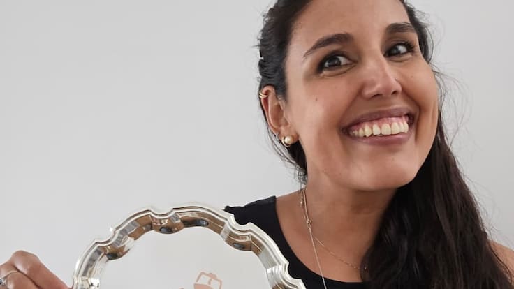 La “Sirena de Hielo” es la primera nadadora latina en recibir importante galardón en Inglaterra